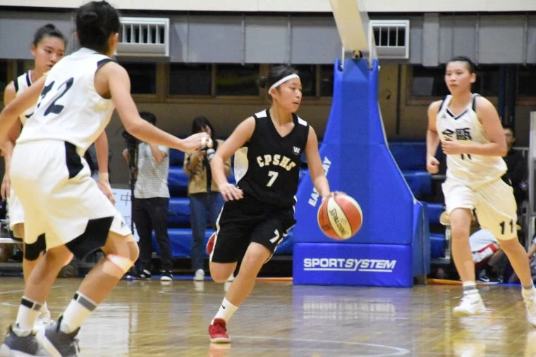 治平黃玉鳳運球推進。