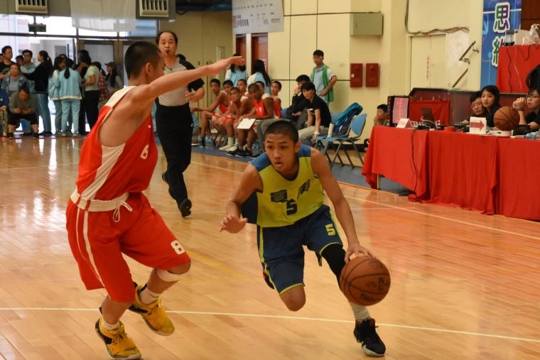 攻下22分的員東廖慈恩突破七賢防線切入。