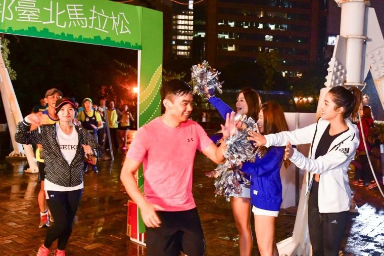 臺北馬女神莫允雯與富邦Angels在終點處與跑者們擊掌,為大家加油打氣!