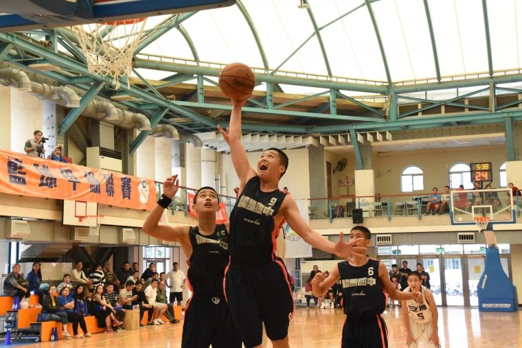 埔里曾國勳飛身上籃。