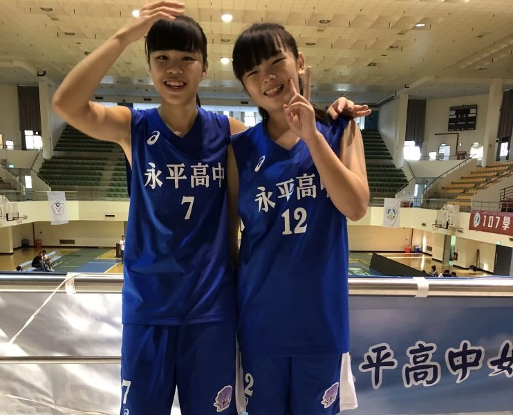 愛搞笑的永平堂姊妺檔柯亭伊（左）、柯釆彤已並肩作戰五年，功在晉級。