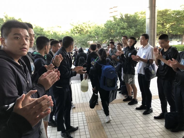 治平女籃末役輸球無緣預賽,男籃球員列隊予以精神鼓勵及肯定。