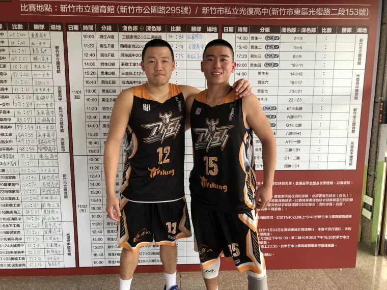 光啓「瘋狂雙鎗」狂飆生涯及本季大會新高42分的傅柏善（右）、挹注19分、10籃板「雙十」的王智弘「哥倆好」。