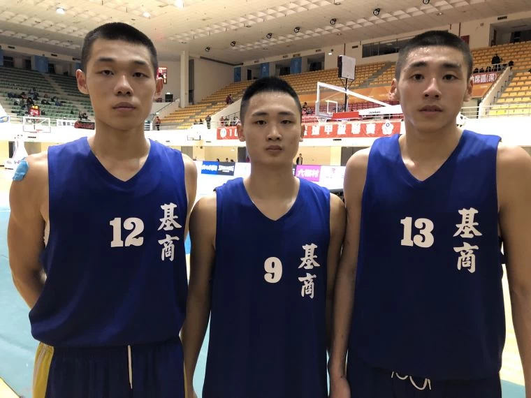 基商最後77秒逆轉「三劍客」張君龍(中)三分球、洪晨恩三分打(右)、徐維志(左)再見2罰2中。