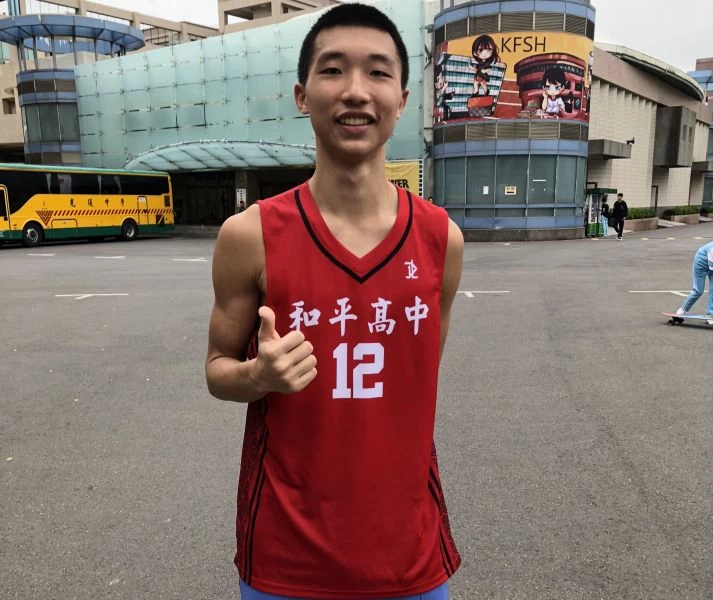 去年底驟然往生的前中華男籃國手熊仁正有子克紹箕裘,熊哲言披北市和平高中戰袍打HBL資格賽。