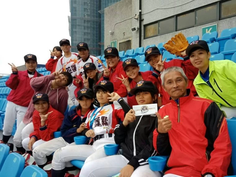花縣平和國中觀賞職棒總冠軍戰。