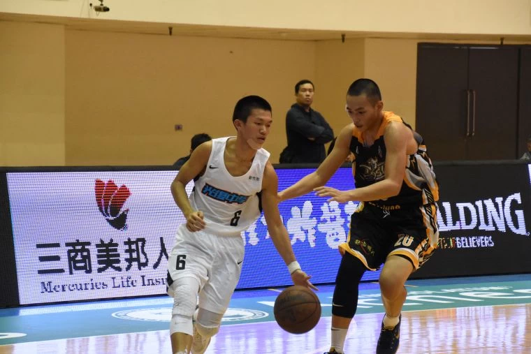 光啟李詮胤(右)攻下20分、27籃板「雙20」打出生涯代表作。