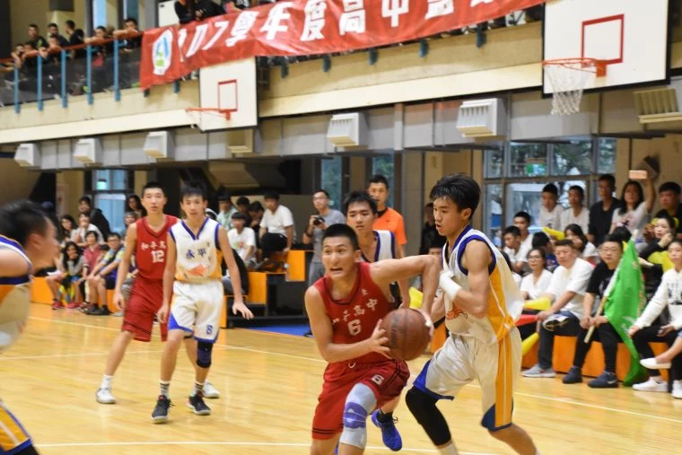 和平趙仲毅(中左)切入、熊哲言(左)27分、18籃板首度「雙十」。