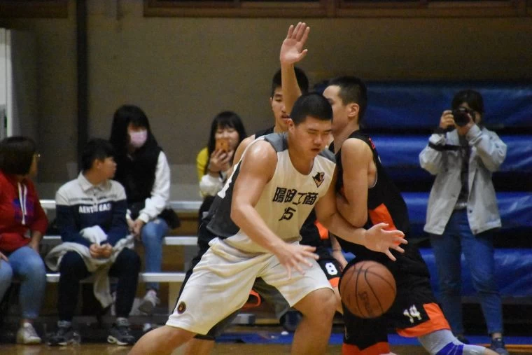 陽明謝承恩終場前4分17秒連吞U、T遭奪權仍從落後18分逆轉勝莊敬。