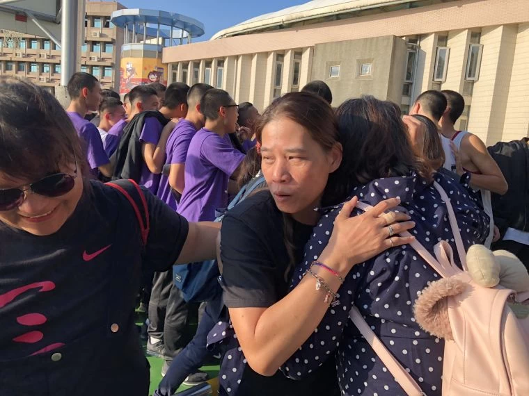 三民勝出晉級預賽後女教頭謝玉娟與支持者互擁。