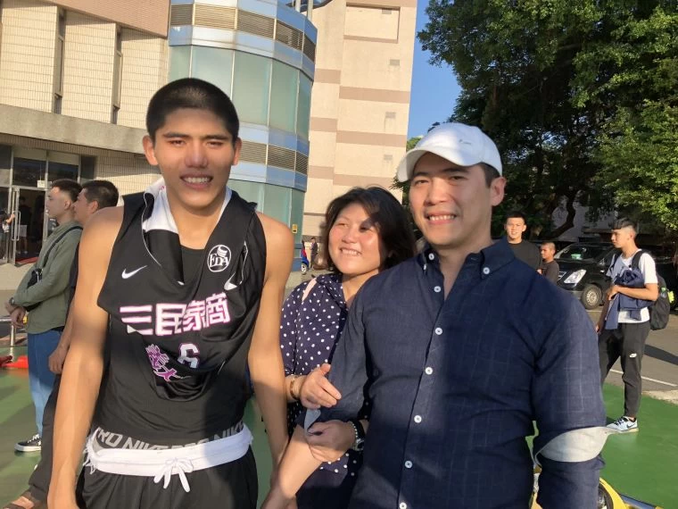 兩罰致勝功臣萊恩遠菲籍老爸與媽媽來探班。