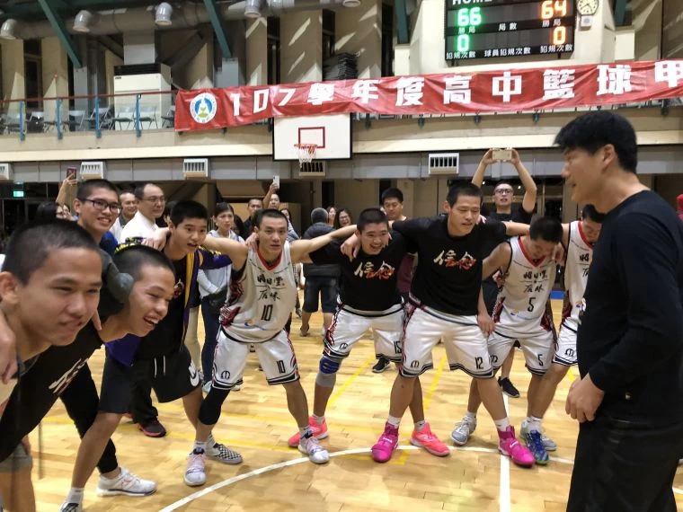 后綜晉級後球員圍起來與資深教頭戴金鼎「尬」舞。