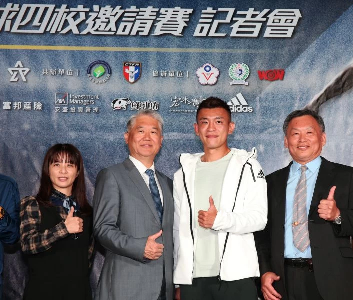 陳柏良(右2)和凱基董事長魏寶生(左2)共同催生四校邀請賽。李天助攝