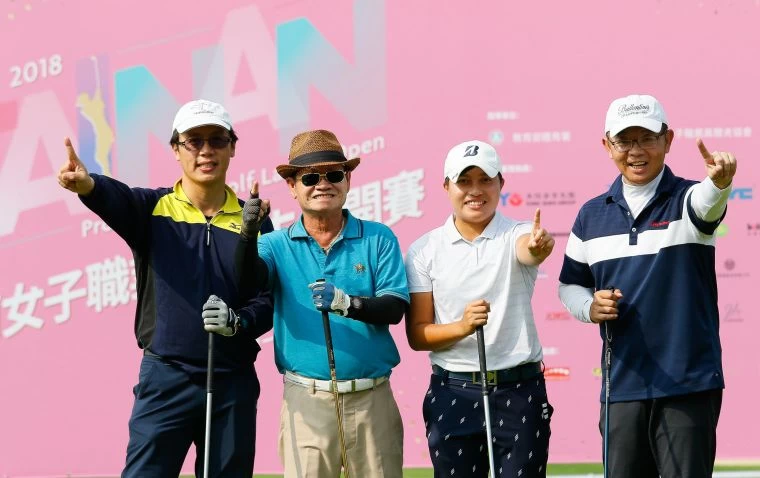 職業選手李欣(右2)與其他三位業餘球友獲得配對賽冠軍,左二為東陽集團副董事長吳永茂。