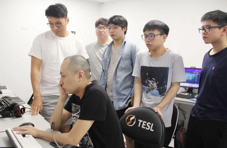 正在進行訓練後檢討的《英雄聯盟》中華台北代表隊。
