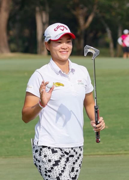 82年次劉依貞第二回合抓10鳥無柏忌的62桿完美演出,打破台巡賽及球場最低桿記錄,並以兩回合總桿135桿(-9)衝上排頭領先群雌。葉勇宏攝