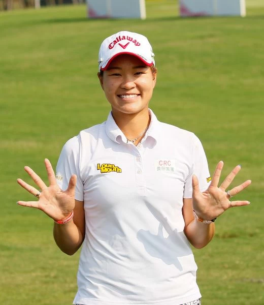 82年次劉依貞第二回合抓10鳥無柏忌的62桿完美演出,打破台巡賽及球場最低桿記錄,並以兩回合總桿135桿(-9)衝上排頭領先群雌。葉勇宏攝