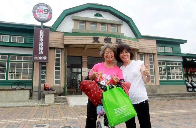 25年次的鍾發妹(左)向中華民國自行車騎士協會秘書長何麗卿大力推薦關山自行車道。中華民國自行車騎士協會/提供。