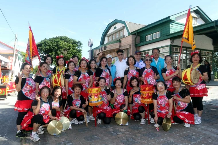 中福社區發展協會以舞龍舞獅表演暖場。中華民國自行車騎士協會/提供。