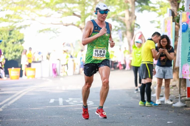 全馬男子總二柯世傑以2小時44分56秒與冠軍失之交臂。