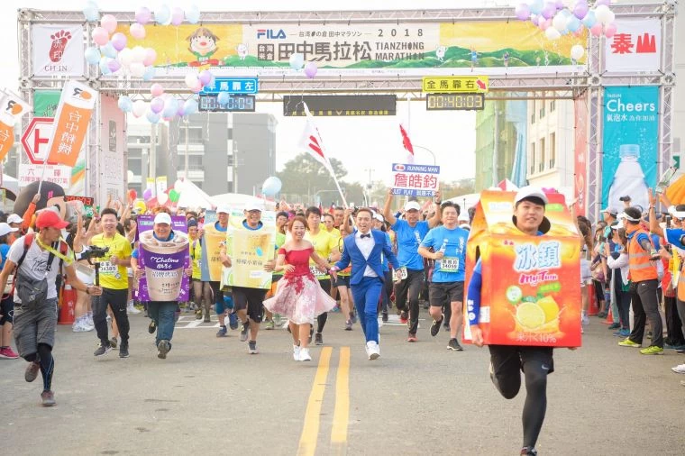 田中馬連4年工作人員小白（林欣怡），為健跑組領跑。