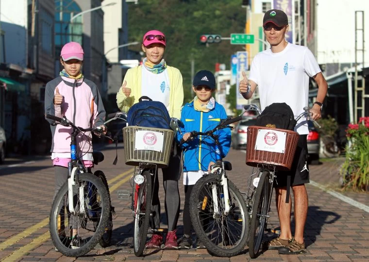 杜亮明和太太呂孟珊帶著11歲的杜泱稼和8歲的杜泱葆一起參加。中華民國自行車騎士協會/提供。