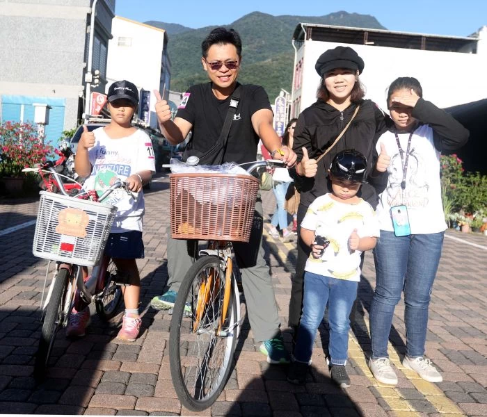 洪敏洲和太太林嘉盈帶著千涵、譽珊和幼稚園大班的宇謙一起來參加。中華民國自行車騎士協會/提供。