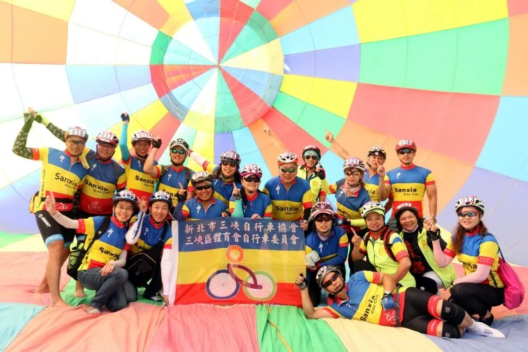 三峽自由車委員會在熱氣球內合影。中華民國自行車騎士協會/提供。