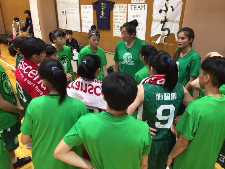 陽明新教練檔李台英(上中)、吳雅晴(上右)時刻叮嚀球員。