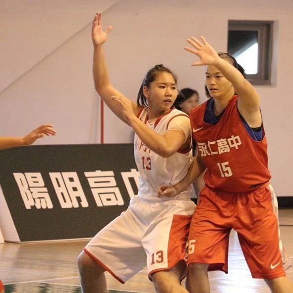 永仁丁芷容(右)、普門洪英婷(左)禁區卡位如跳雙人舞。