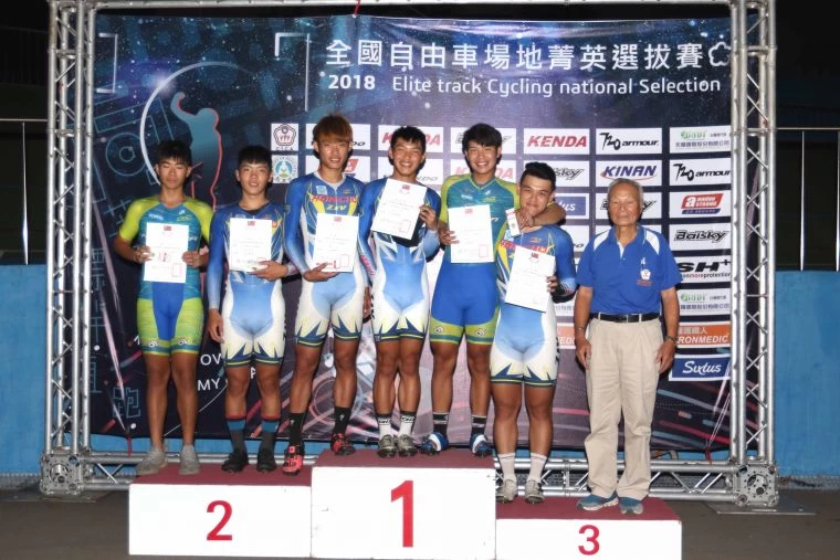 李文昭(左四)在菁英男子組中長距離三連霸。中華民國自由車協會/提供。