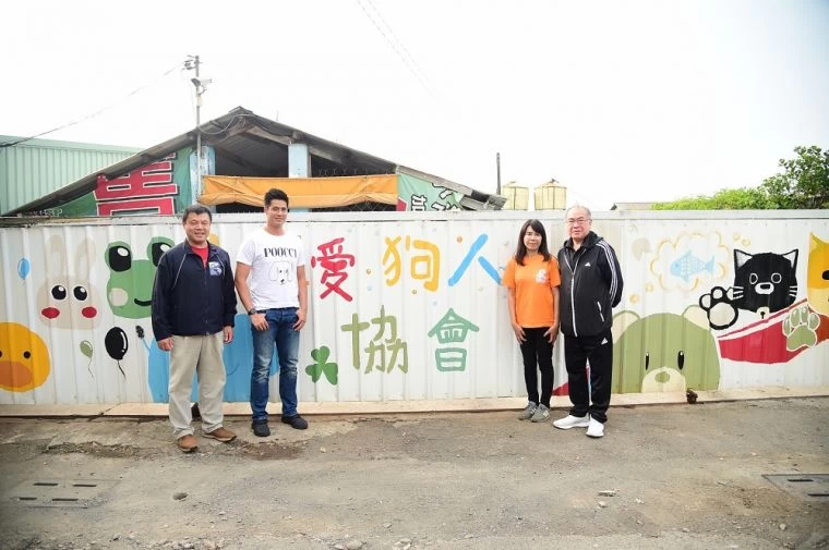 臺灣旅美好手臺灣「殷」雄陳偉殷(圖左2)今年再度與國泰金控合作，今(18)天前往屏東「社團法人台灣愛狗人協會」與「毛小孩」互動，期盼喚醒社會國民關懷弱勢、愛護動物的意識。(圖左起：國泰金控公關布廖昶超協理、陳偉殷、台灣愛狗人協會顏杏娟會長、大漢集團秦熙嶽董事長)。主辦單位提供