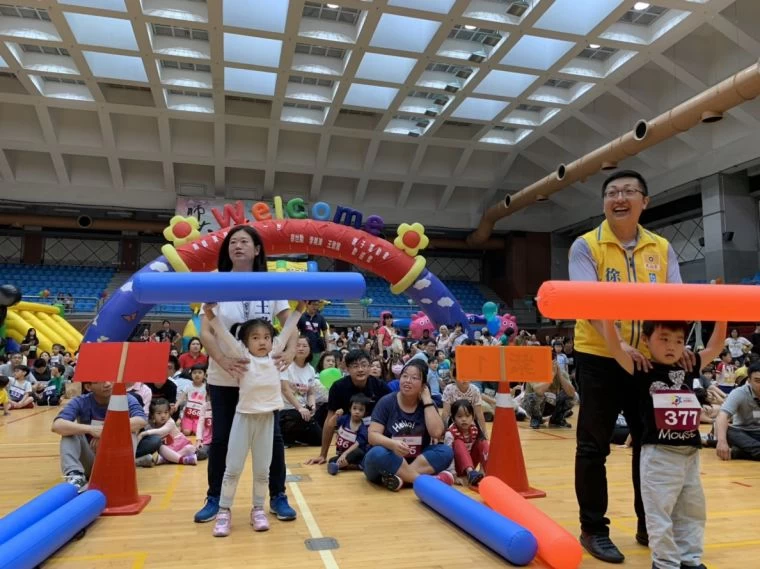 親親寶貝一生一世(1314)」親子運動會有上千組親子熱烈參與。台北市幼兒體育協會提供