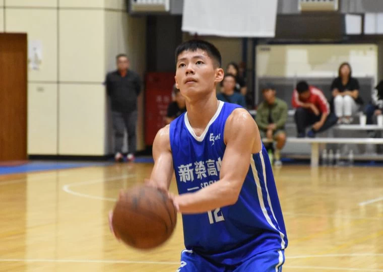 新榮陳泰成終場前35.4秒飆進追平三分球、最後4.3秒再2罰中1逆襲泰山。