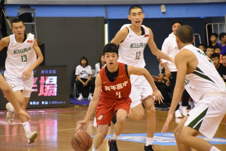 松山三人包夾青年控衛朱峻賢。