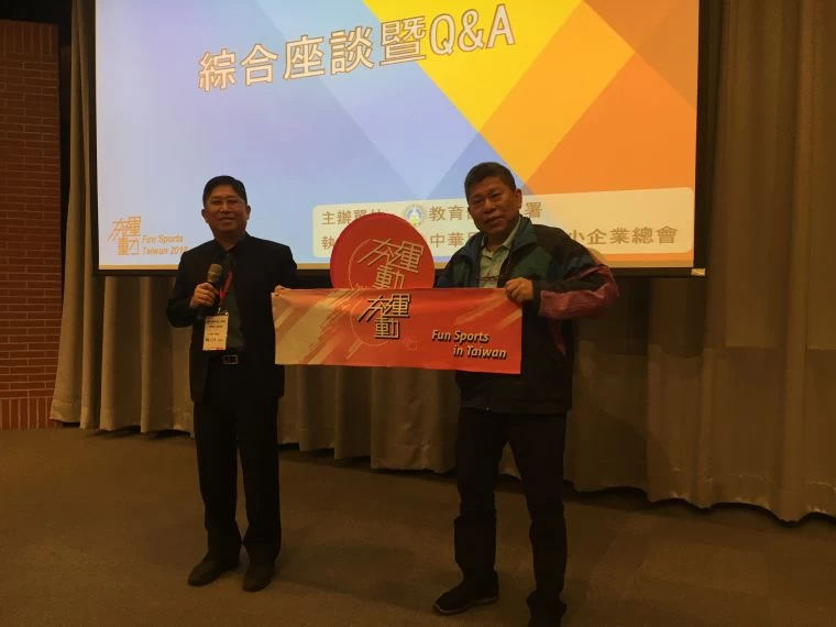 亞洲木球總會秘書長與幸運與會者合影留念。