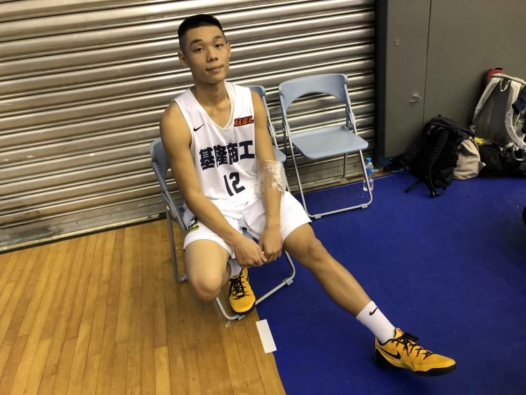 基商徐維志大腿遭重擊倒地2次仍奮勇撥球，賽後簡單治療。