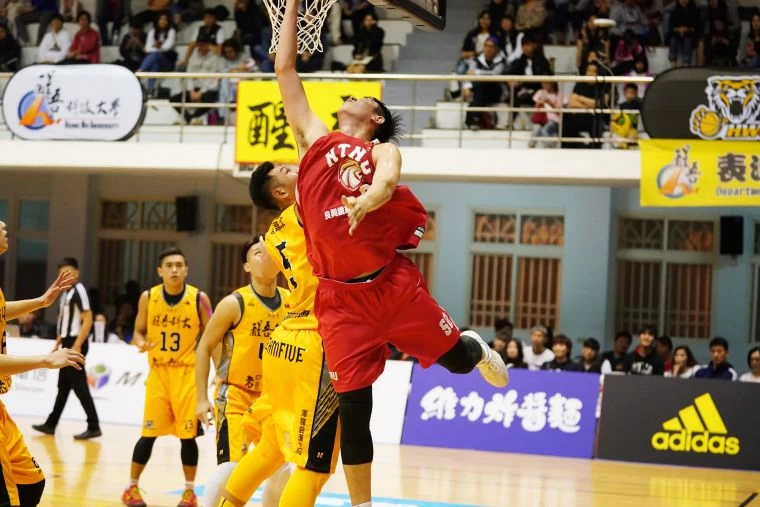 台師大容毅燊(右)復出。