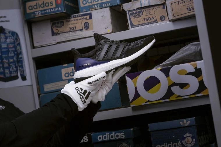 全新限量的UltraBOOST跑鞋更升級為Continental™馬牌輪胎大底,有效加強抓地力,幫助跑者輕鬆邁出每一個步伐。