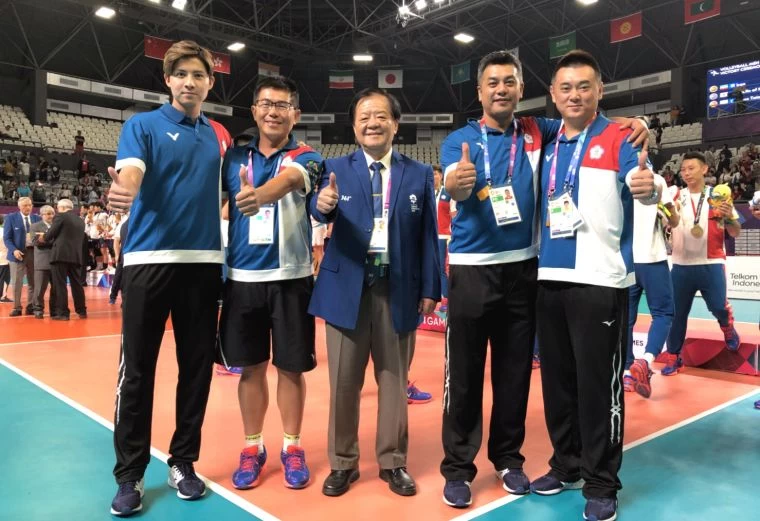 為提高排球新聞曝光度,前中華排協秘書長章金榮(中)主動學寫新聞稿。章金榮/提供。