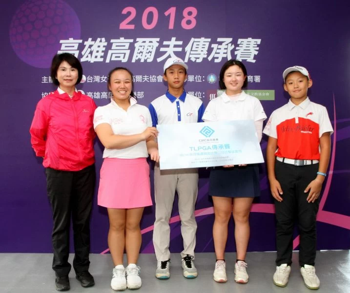 總監駱淑禎(左)頒發由CRC長照集團提供二回合擊球費給業餘各組冠軍選手.。鍾豐榮攝