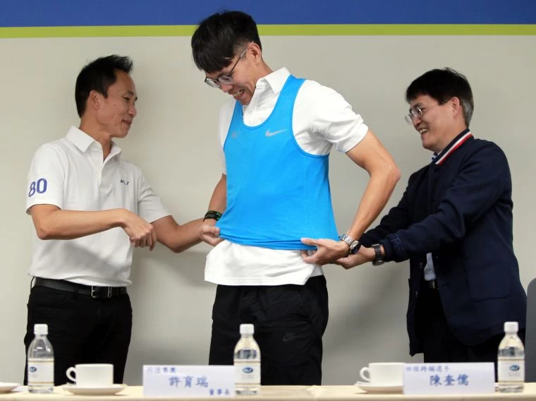 新竹物流董事長許育瑞贊助陳奎儒(中)。林嘉欣／攝影。