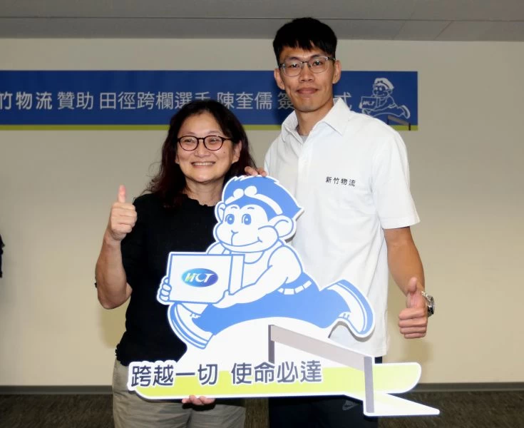 陳奎儒感謝台灣大學物理治療學系老師柴惠敏(左)的照顧和居中牽線。林嘉欣／攝影。