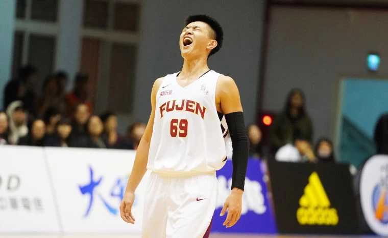 輔大盧峻翔大吼慶祝飆26分含5記三分球。