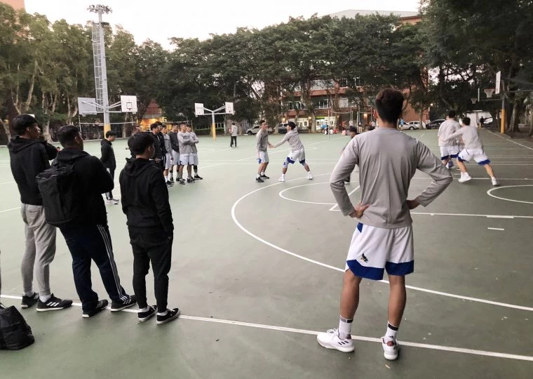 文化輸健行後,教練陳暉親帶球員在室外球場操練。