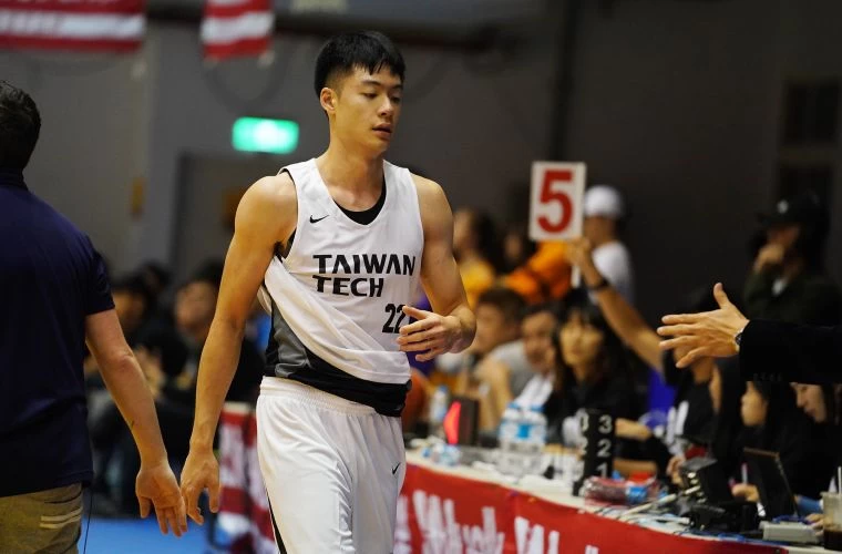 台科大主力中鋒謝宗憲第四節犯滿畢業。