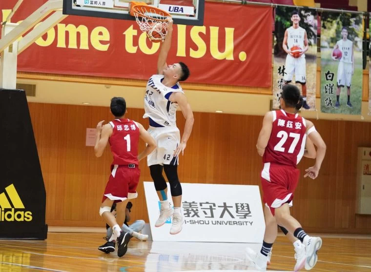臺藝大黃進傑爆扣籃筐。