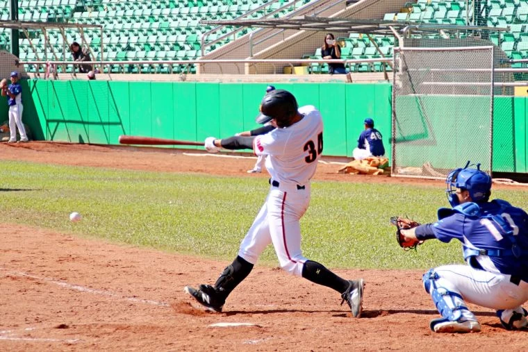 文化大學董秉軒擊出勝利打點。