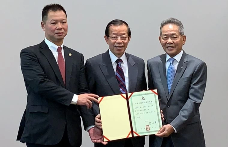 田徑協會理事長葉政彥(右起)、我國駐日代表謝長廷及日本健銀集團董事長蔡立義。田徑協會/提供。