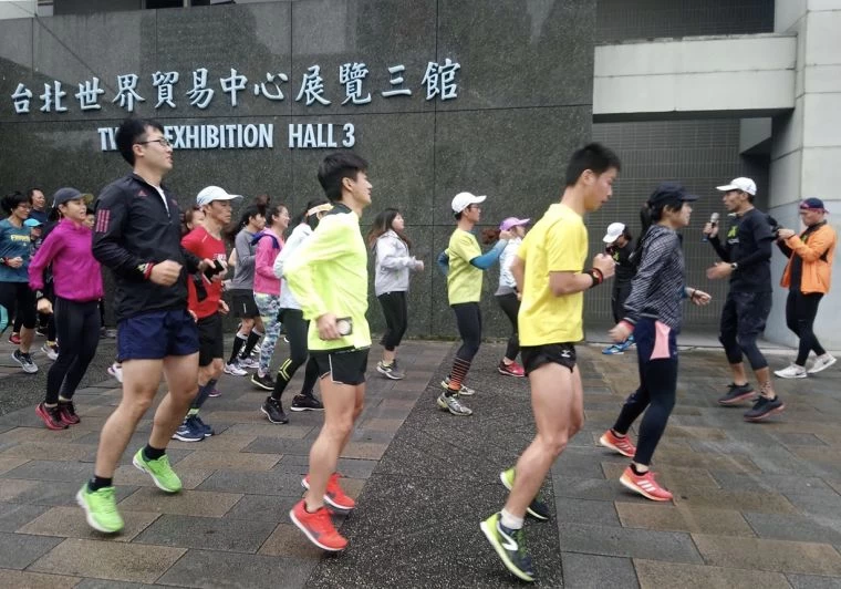 跑者暖身。